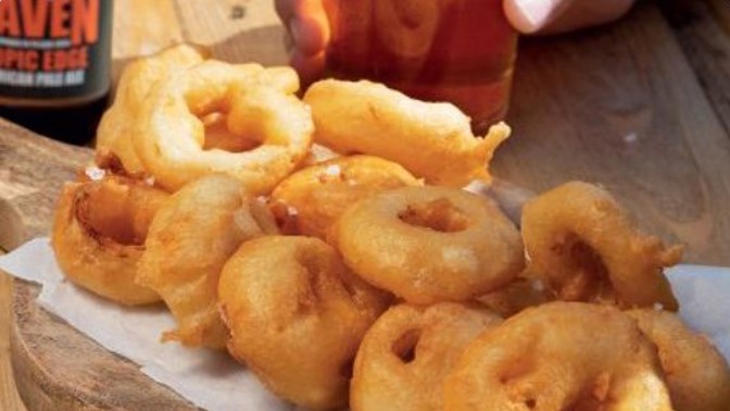 Cibulové kroužky v pivním těstíčku: Předkrm, který vám připomene dovolenou u moře