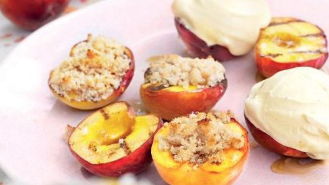 Božské grilované broskve s vanilkovou zmrzlinou: Sezónní dezert, který osvěží