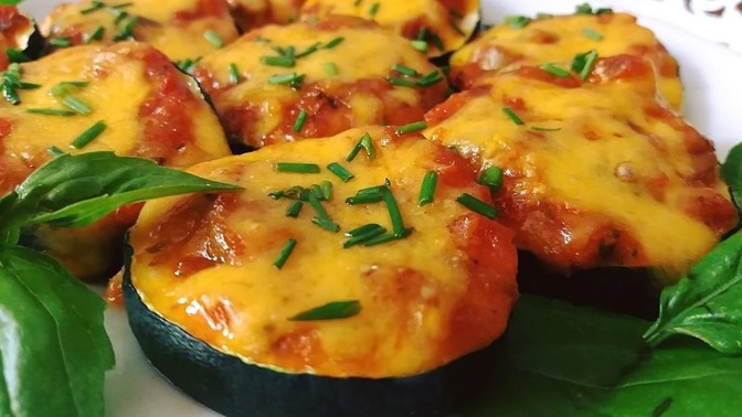 Báječné cuketové jednohubky: Zkuste je zapéct s rajčatovou omáčkou, sýrem a bazalkou