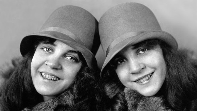 Siamská dvojčata Daisy a Violet Hilton: Vzaly si gaye, skončily v zapomnění jako prodavačky v potravinách