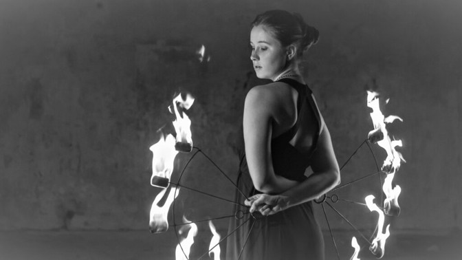 Královna polykačů ohně: Jo Girardelli si do úst lila vroucí olej, kyselinu i olovo. Pak záhadně zmizela