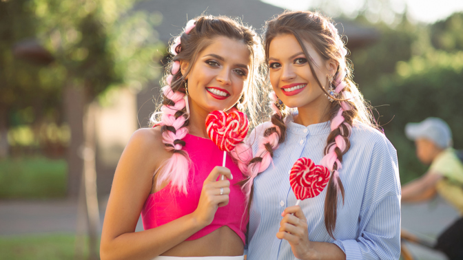 Letní vlasové vychytávky nejen na festivaly: S těmito gumičkami, piercingy a příčesky budete za hvězdu