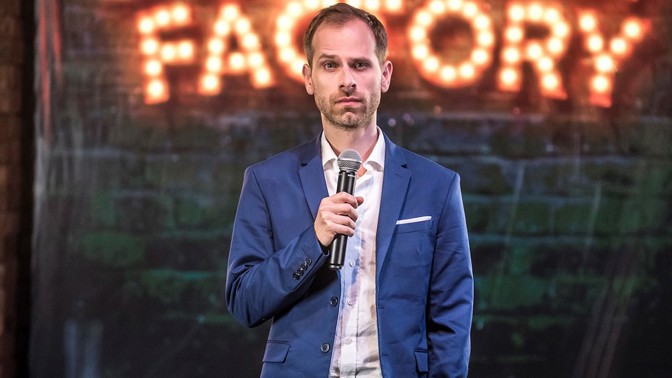 Jiří Charvát, stand-up komik, který neexistuje: Vykouřil jsem žábu a změnil se mi život