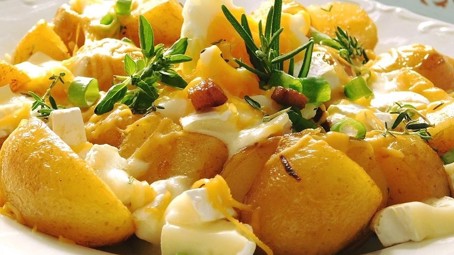Letní oběd z nových brambor: Připravte si chutný recept s hermelínem, vejci a slaninou