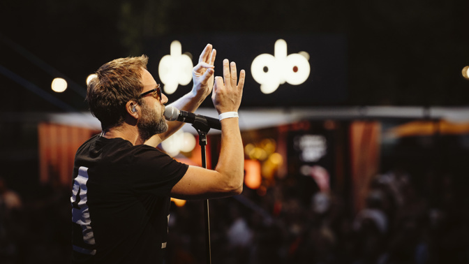 Hudební show glorchestra oslnila Prahu a pomohla obětem ničivých požárů