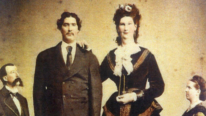 Obryně Anna Haining Bates: Výška 241 centimetrů jí zajistila slávu, v soukromí ji však potkaly tragédie