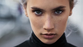 Juliana (27): Jestli se chci ještě někdy vyspat, musím nechat vysvětit svůj byt. Dějí se tam totiž divné věci