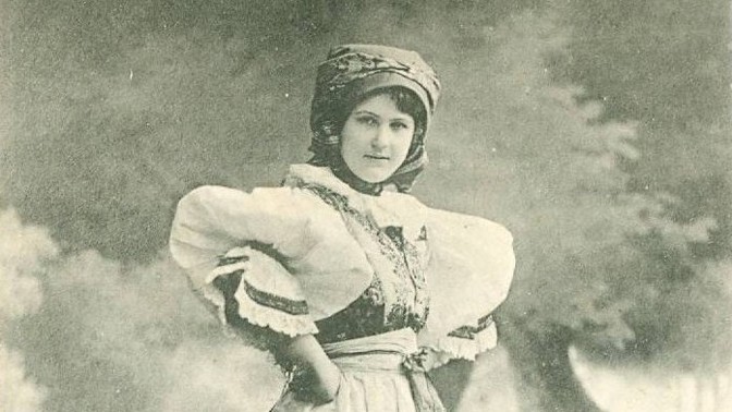 První česká miss: Růžena Brožová dobyla Paříž ve slováckém kroji, dostávala drahé dary i nabídky k sňatku