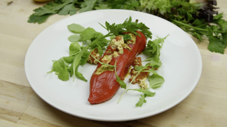 Extra rychlý letní recept na pečenou papriku s feta sýrem. Pochutnají si i vegetariáni
