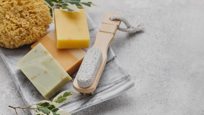 Kosmetické vychytávky, které šetří peníze i přírodu: Pratelnými tampony a konjakovou houbičkou to teprve začíná