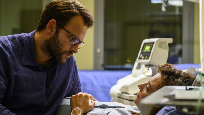 10 filmových tipů z Karlových Varů: Přichází italští vztahoví superhrdinové i Milan Kundera