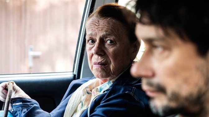 Iva Janžurová se zbraní v ruce: Komedie Teroristka boří mýtus o slušnosti