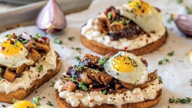 Bleskové topinky s hlívou a křepelčím vajíčkem: Večeře, na které si zaručeně pochutnáte