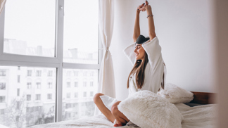 Nemůžete v horkých nocích usnout? Ochladit se můžete i lehce zmraženým pyžamem