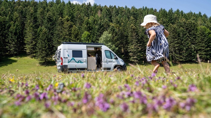 Léto zdaleka není u konce. Pronajměte si karavan na dovolenou, je to snadné.