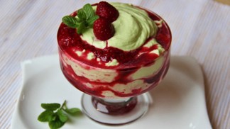 Avokádový krém s malinami: Jednoduchý recept dochucený tvarohem a medem
