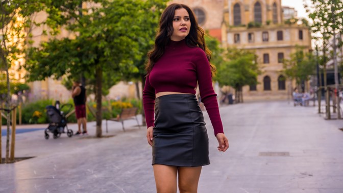 Trendy podzimu 2022 budou mini a midi sukně v tlumenějších barvách. Z materiálů bude dominovat kůže