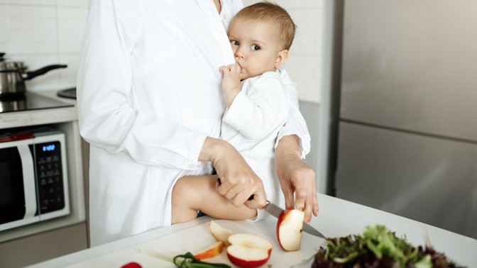 Správné stravování kojících maminek: Dejte si pozor na množství tekutin. I hodně jich škodí