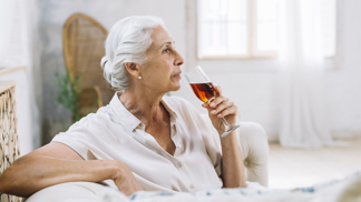 Ivana (69): Dcera neustále navštěvuje tchyni a se vším se jí svěřuje. Chtěla bych svoji holčičku jen pro sebe