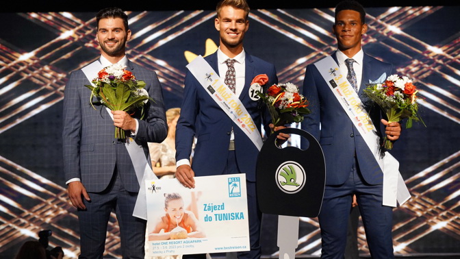 Finále Muže roku ovládla modrá: Heidi Janků se zahalila do peří a Konvičková vynesla šaty za 400 korun