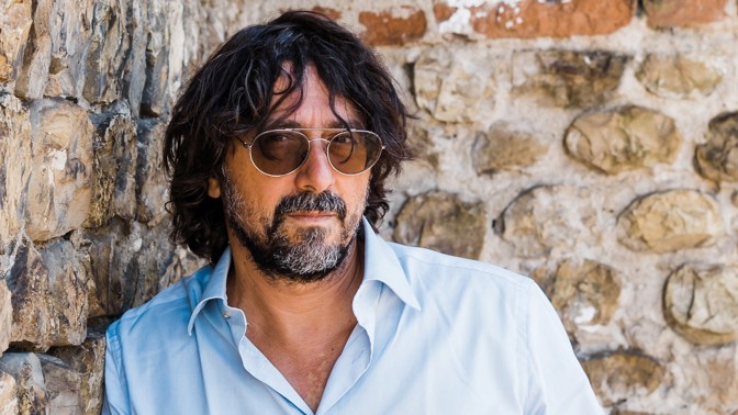 Roland (50): Před třiceti lety se stalo něco, co mi dodnes nedá spát. Chci vědět, kdo byl ten tajemný muž u srubu