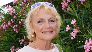 Regina Rázlová proutkaří, ovládá tarot a dokáže najít ztracené předměty. Je to společenská zábava, tvrdí