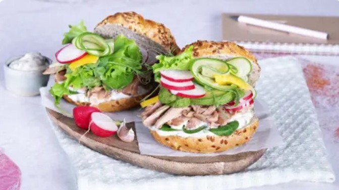 Křupavé housky s kuřecím masem aioli: Skvělá svačinka na doma i na cesty