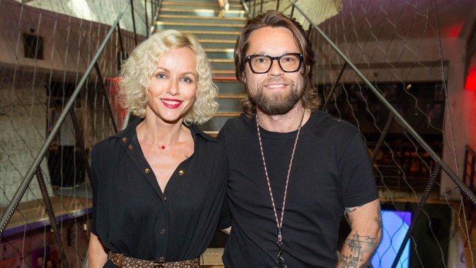 Večírek televize ovládla modrá: Pagáčová zářila v šatech, Krajčo doladil outfit luxusními teniskami