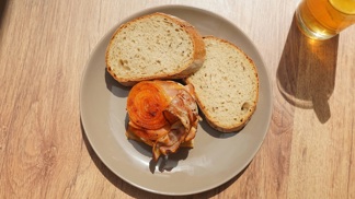 Labužnický grilovaný hermelín: Báječný recept s anglickou slaninou a cibulí