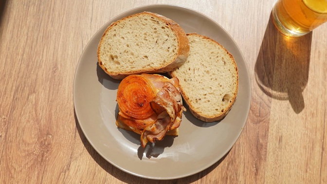 Labužnický grilovaný hermelín: Báječný recept s anglickou slaninou a cibulí