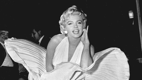 Konspirační teorie kolem Marilyn Monroe: Vzala si do hrobu tajemství o UFO a stále se zjevuje ve svém vlastním zrcadle