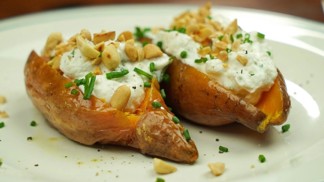 Pečené batáty s ricottou a petrželkou: Báječný recept dochucený praženými arašídy