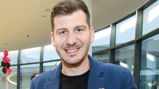 Moderátor Petr Říbal se svou krásnou Miss zrekonstruovali starý panelákový byt: Jsme hrdí na naši vinotéku