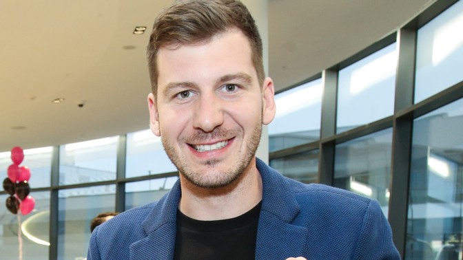 Moderátor Petr Říbal se svou krásnou Miss zrekonstruovali starý panelákový byt: Jsme hrdí na naši vinotéku