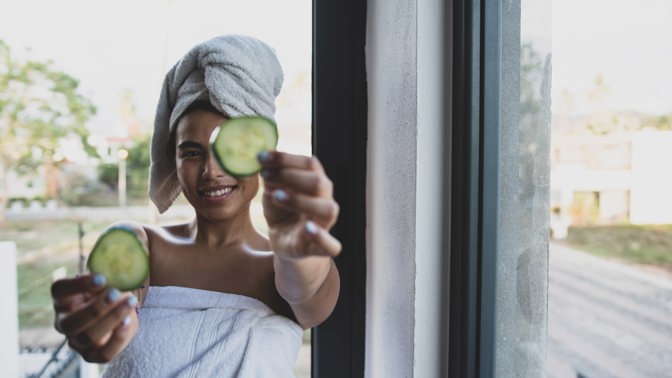 Med, kopřivy, vajíčko i tvaroh: Jaké suroviny používaly k péči o pleť naše babičky a které skutečně fungují?