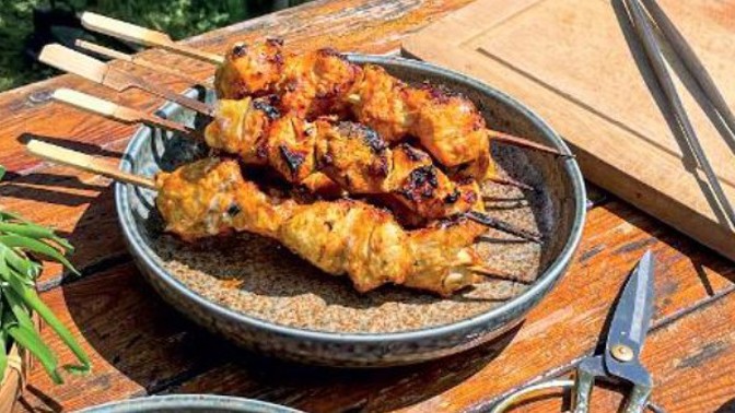 Grilovaná kuřecí prsa s kokosovým mlékem a zázvorem: Trocha exotiky na českém ohýnku