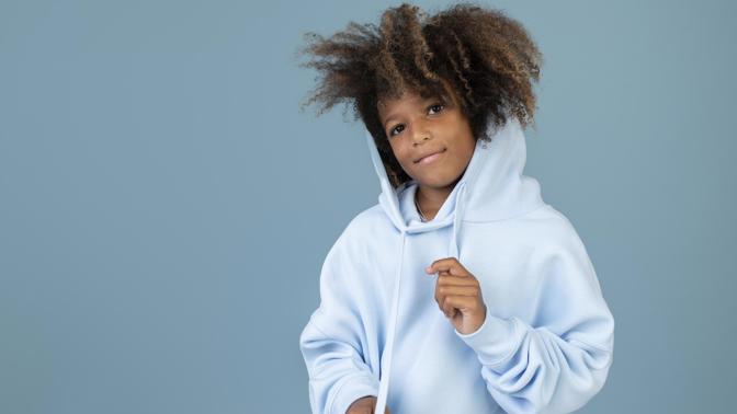 Stylové teplákové soupravy pro kluky i holky: Skvěle se hodí do přírody i do školy