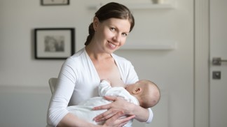 Vhodné polohy při kojení krok za krokem: Zkontrolujte si podle obrázků, zda děláte všechno správně