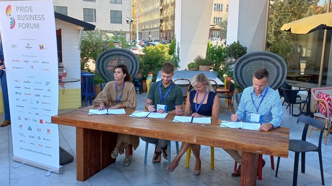 Tesco se připojuje k barvám duhy, podpoří Pride Business Forum