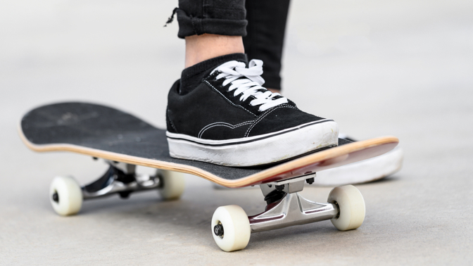 Černé tenisky z vás udělají módní ikony