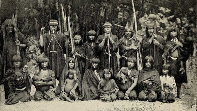 Bizarní zvyky: Ženy v Indonésii si uříznou prsty, v Číně nosí ženich svou vyvolenou po uhlících