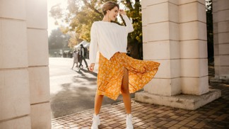 Podzimní móda není jen o tlumených barvách: Letošní trendy nabádají zářit v sytě růžové či žluté
