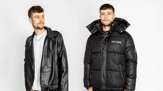 Pánské bundy pro letošní podzim: V kurzu budou džínové s kožešinou i barevné baseballové
