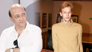 Herec Vojtěch Vondráček staví svépomocí dům a vyrobil si i dřevěná okna. Pomáhá mu šikovná přítelkyně.