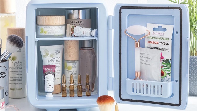 Mini lednice pro péči o pleť a make-up InnovaGoods, 55 euro.