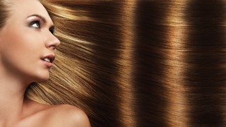 Účesy pro ženy narozené ve znamení Vah: Nejvíce jim sedí dlouhé vlasy a pěšinka uprostřed