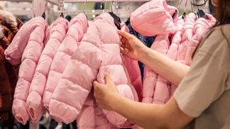 Vybíráme dětskou podzimní bundu: Prošívané zahřejí, softshell nepromokne. Zásadní je i design