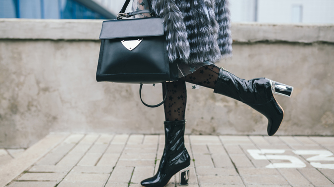 Mírně extravagantní kabelky neobvyklých tvarů a barev vládnou podzimu. K mání jsou i do tisícovky