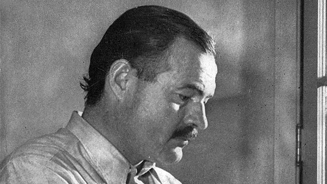 Ernest Hemingway: Přežil tři válečné konflikty, celý od krve zachraňoval kamarády z náruče smrti