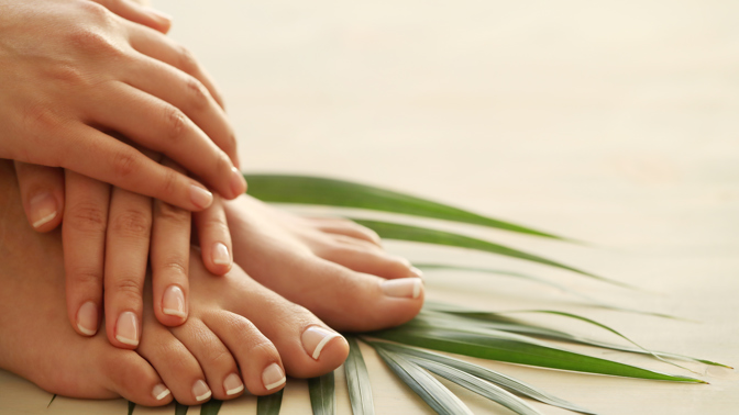 Krásnější chodidla díky osvědčeným trikům našich babiček: Stačit bude banán, citronová šťáva a vepřové sádlo